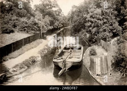 Das Pferd gezogene Kanalschiff Stockfoto