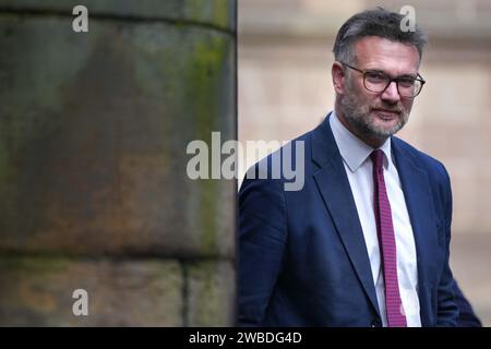 Charles Hanson verlässt Derby Magistrates' Court, der Auktionator von Bargain Hunt hat sich der Anklage wegen Körperverletzung und Zwangsverhalten gegen seine Frau nicht schuldig erklärt, nachdem die Polizei im Juni letzten Jahres zu Berichten über einen häuslichen Vorfall in seinem Haus im Dorf Quarndon, Derbyshire, gerufen wurde. Bilddatum: Mittwoch, 10. Januar 2024. Stockfoto