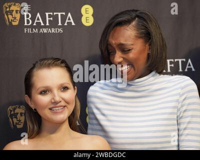 Mia McKenna-Bruce (links) und Sophie Wilde beim BAFTA EE Rising Star Award 2023 Nominees im Savoy, Strand, London. Bilddatum: Mittwoch, 10. Januar 2024. Stockfoto