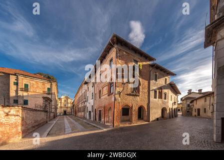 Carignano, Turin, Italien - 18. November 2023: Panoramablick zwischen der Via Frichieri und der Via Monte di Pietà mit einem mittelalterlichen Haus mit gotischem stil Stockfoto