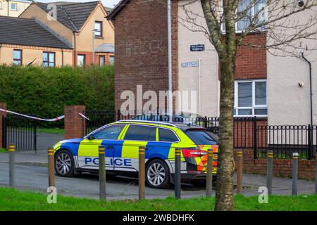 Belfast, Vereinigtes Königreich, 10.01.2024, Polizeipräsenz nach dem Mord an Kevin Conway in West Belfast. Polizei am Tatort eines Mordes in West Belfast nach einem nächtlichen Schießen Credit: HeadlineX/Alamy Stockfoto