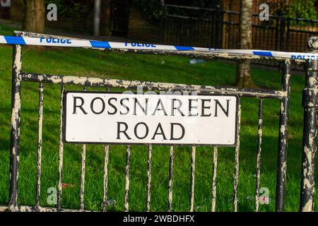 Belfast, Vereinigtes Königreich, 10.01.2024, Polizeipräsenz nach dem Mord an Kevin Conway in West Belfast. Polizei am Tatort eines Mordes in West Belfast nach einem nächtlichen Schießen Credit: HeadlineX/Alamy Stockfoto