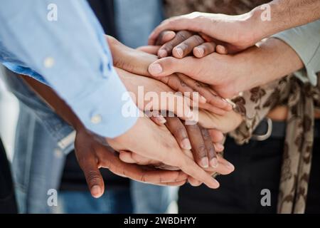 Eine Gruppe erfolgreicher Geschäftsleute, die verschiedene Mitarbeiter im Büro vertreten Stockfoto
