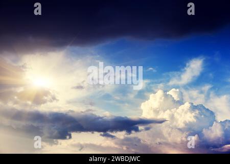 Bedeckter Himmel vor Sturm. Dunkle, ominöse Wolken bei Sonnenuntergang. Stockfoto