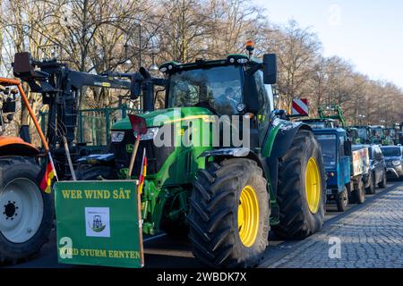 Bauernproteste vor dem Brandenburger Tor in Berlin Berlin, Deutschland - 8,12023: Bauern protestieren mit ihren Traktoren vor dem Brandenburger Tor gegen Subventionskürzungen. Berlin Stockfoto