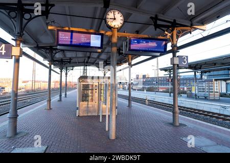 Streik der GDL bei der Bahn die GDL hat kurzfristig einen flächendeckenden Streik von Mittwoch, 15.11., 22 Uhr bis Donnerstag, 16.11., 18 Uhr angekündigt. Der Streik wird sich massiv auf den gesamten deutschen Bahnbetrieb auswirken. *** GDL-Bahnstreik die GDL hat kurzfristig ab Mittwoch, 15 11, 22 xFDJPGx einen bundesweiten Streik angekündigt Stockfoto