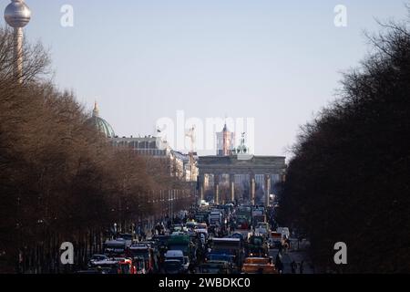 Bauernproteste vor dem Brandenburger Tor in Berlin Berlin, Deutschland - 8,12023: Bauern protestieren mit ihren Traktoren vor dem Brandenburger Tor gegen Subventionskürzungen. Berlin Stockfoto
