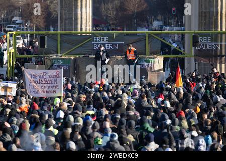 Bauernproteste vor dem Brandenburger Tor in Berlin Berlin, Deutschland - 8,12023: Bauern protestieren mit ihren Traktoren vor dem Brandenburger Tor gegen Subventionskürzungen. Berlin Stockfoto