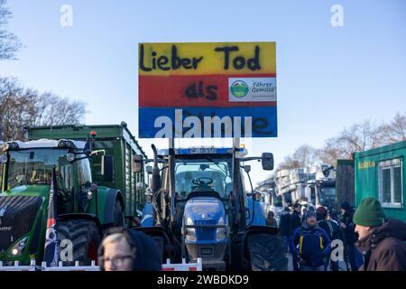 Bauernproteste vor dem Brandenburger Tor in Berlin Berlin, Deutschland - 8,12023: Bauern protestieren mit ihren Traktoren vor dem Brandenburger Tor gegen Subventionskürzungen. Berlin Stockfoto