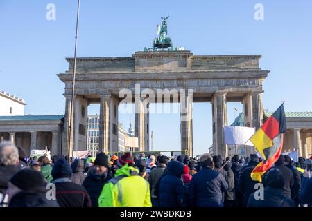 Bauernproteste vor dem Brandenburger Tor in Berlin Berlin, Deutschland - 8,12023: Bauern protestieren mit ihren Traktoren vor dem Brandenburger Tor gegen Subventionskürzungen. Berlin Stockfoto
