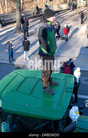 Bauernproteste vor dem Brandenburger Tor in Berlin Berlin, Deutschland - 8,12023: Bauern protestieren mit ihren Traktoren vor dem Brandenburger Tor gegen Subventionskürzungen. Berlin Stockfoto