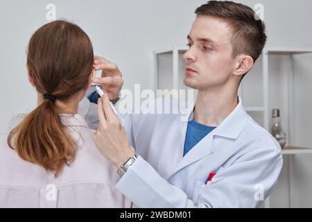 Der Arzt bereitet sich auf die Operation Otoplastik, Ohr-Plastik-Chirurgie, Korrektur der vorstehenden Ohren vor Stockfoto