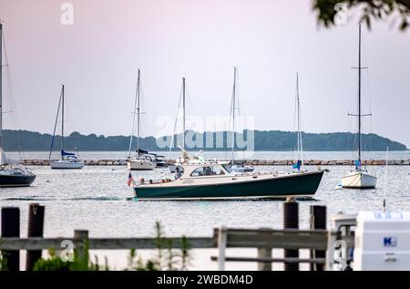 Leute, die eine Bootstour am späten Tag auf einer hinckenden Motoryacht im Hafen von sag genießen Stockfoto