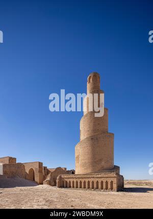 Weibliche irakische Touristen, die das Minarett der Abu Dulaf Moschee aus dem 9. Jahrhundert in Samarra, Irak, klettern Stockfoto