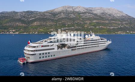 Expeditionsschiff LE LYRIAL ankerte in der Nähe der Halbinsel Pelješac & Korcula, Kroatien, Adria, französische Luxuskreuzfahrt PONANT, dalmatinische Kreuzfahrten Stockfoto