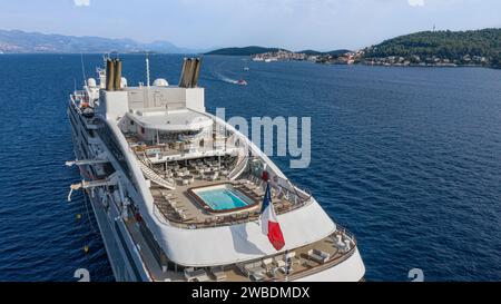 Expeditions-Kreuzfahrtschiff LE LYRIAL vor Anker in Korcula Insel und Stadt in Kroatien, Adria, französische Luxuskreuzfahrt PONANT, dalmatinische Küstenrundfahrten Stockfoto