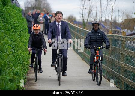 (Von links nach rechts) Connor Synott, Verkehrsminister Eamon Ryan und Tola Gahan fahren auf einem Abschnitt des Grand Canal Greenway zwischen Sallins und Aylmer Bridge, CO Kildare, zum Start des ersten irischen National Cycle Network (NCN). Bilddatum: Mittwoch, 10. Januar 2024. Stockfoto