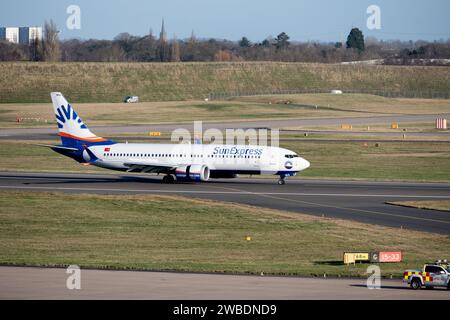 Sun Express Boeing 737 MAX 8 Landung am Flughafen Birmingham, Großbritannien (TC-SMA) Stockfoto