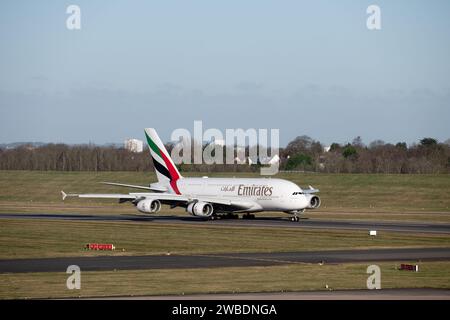 Emirates Airbus A380-861 landet am Flughafen Birmingham, Großbritannien (A6-EOX) Stockfoto