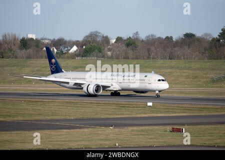 Saudi Arabian Airlines Boeing 787-10 Dreamliner landet am Flughafen Birmingham, Großbritannien (HZ-AR27) Stockfoto