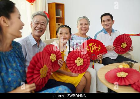 Fröhliche große vietnamesische Familie, die zu Hause das Neujahrsfest feiert Stockfoto