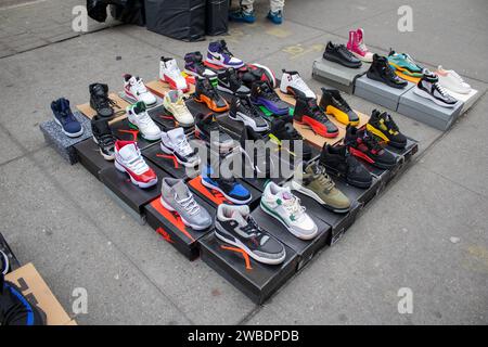Eine lebhafte Straßenszene mit einer Vielzahl von farbenfrohen Sneakers, die in New York, USA, verkauft werden Stockfoto