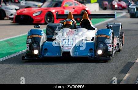 James Hagan und Chris Atkinson's Blue and Silver, 2011, Oreca FLM09, verlassen die Boxengasse zu Beginn des Masters Legends Endurance Race Stockfoto