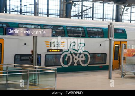 Berlin, Deutschland 10. Januar 2024: Zug der ODEG im Bahnhof Berlin-Friedrichstrasse während des GDL Streiks *** Berlin, Deutschland 10. Januar 2024 ODEG Zug im Bahnhof Berlin Friedrichstraße während des GDL Streiks Copyright: XFotostandx/xReuhlx Stockfoto