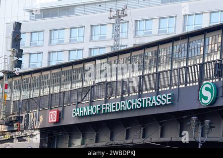 Berlin, Deutschland 10. Januar 2024: Bahnbrücke S-Bahnhof Friedrichstrasse während des Streiks der GDL *** Berlin, Deutschland 10. Januar 2024 Eisenbahnbrücke S-Bahnhof Friedrichstrasse während des GDL Streiks Urheberrecht: XFotostandx/xReuhlx Stockfoto