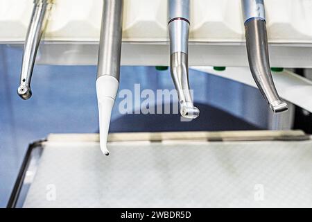 Aufsätze zur zahnärztlichen Behandlung auf hellem Hintergrund. Zahnpflege und Behandlung Zahnheilkunde Stockfoto