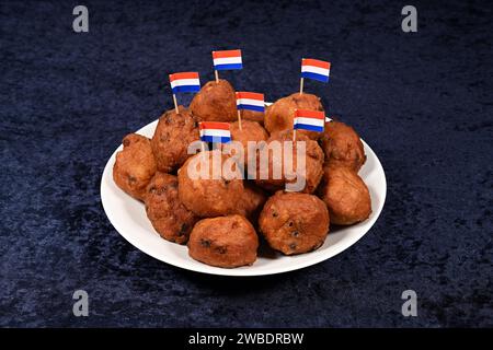 Oliebollen mit niederländischen Fahnen Stockfoto