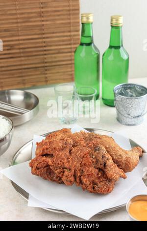 Koreanisches gebratenes ganzes Huhn oder Style Market frittiertes Sijang Tongdak serviert mit Soju-Alkohol Stockfoto