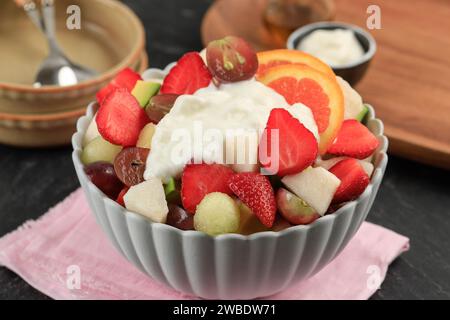 Eine Schüssel frisches Obst in Scheiben mit griechischem Joghurt, gesundes Frucht-Salat-Diät-Konzept Stockfoto
