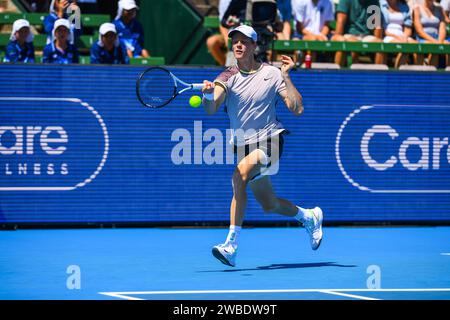 Melbourne, Australien. Januar 2024. World No.4 Jannik Sinner aus Italien im ersten Spiel des Care Wellness Kooyong Classic Tennis Turniers gegen Marc Polmans aus Australien im Kooyong Lawn Tennis Club. Sinner erzielte einen bequemen Sieg, 6:4, 6:0. (Foto: Alexander Bogatyrev/SOPA Images/SIPA USA) Credit: SIPA USA/Alamy Live News Stockfoto