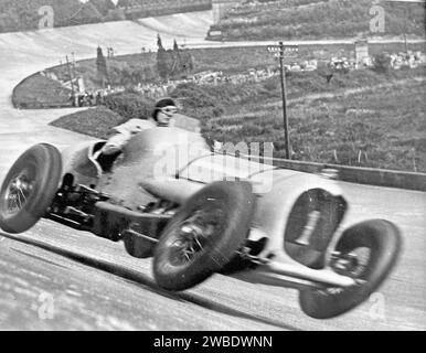 JOHN COBB (1899–1952) englischer Rennfahrer. Mit einem 23-Liter-Napier-Railton in Brooklands wird er nach der berühmten Brooklands Bump in die Luft geflogen, während er am 7. Oktober 1935 mit 143,44 km/h den Rundenrekord brach Stockfoto