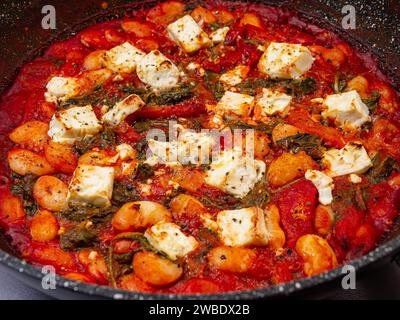 Knusprig gegrillter Feta mit sautigen Butterbohnen Stockfoto