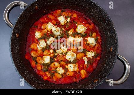 Knusprig gegrillter Feta mit sautigen Butterbohnen von oben gesehen Stockfoto