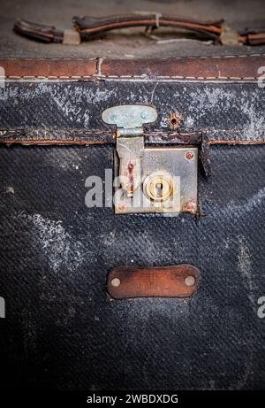 Ein zertrümmertes Vintage-Gepäck am Bahnhof Fawley Hill. Stockfoto