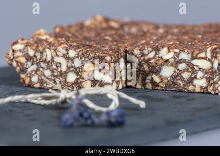 Dresden, Deutschland. Januar 2024. Cashew-Datumsriegel auf einem Schneidebrett. Quelle: Sebastian Kahnert/dpa/Alamy Live News Stockfoto