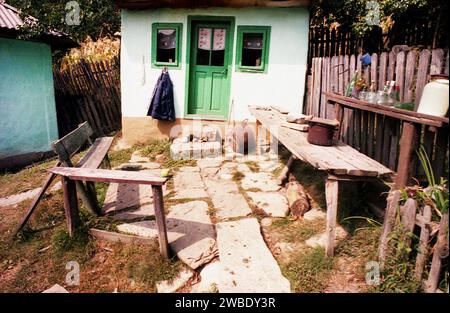 Einfaches, winziges Haus in Vrancea County, Rumänien, ca. 1999 Stockfoto