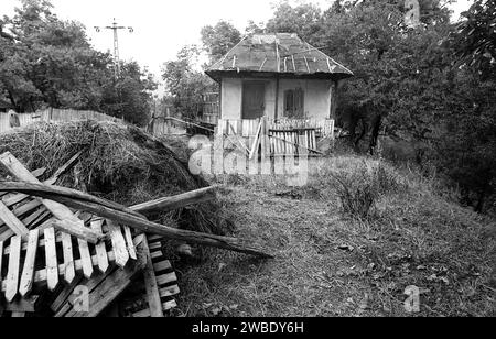 Vrancea County, Rumänien, ca. 1992. Verlassenes kleines altes Haus in einem Dorf. Stockfoto