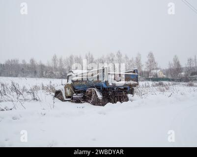 Ein alter verlassener Truck im Schnee in einem Graben an einem Wintertag. Stockfoto