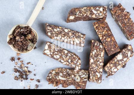 Dresden, Deutschland. Januar 2024. Cashew Dattelriegel auf Backpapier. Quelle: Sebastian Kahnert/dpa/Alamy Live News Stockfoto