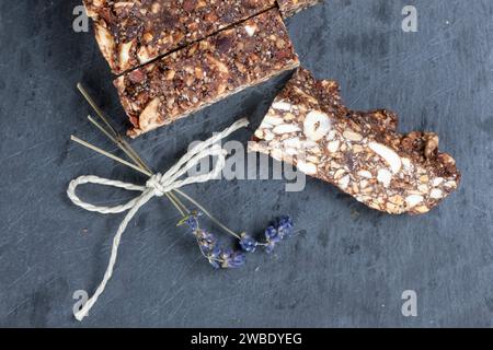 Dresden, Deutschland. Januar 2024. Cashew-Datumsriegel auf einem Schneidebrett. Quelle: Sebastian Kahnert/dpa/Alamy Live News Stockfoto