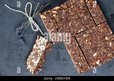 Dresden, Deutschland. Januar 2024. Cashew-Datumsriegel auf einem Schneidebrett. Quelle: Sebastian Kahnert/dpa/Alamy Live News Stockfoto