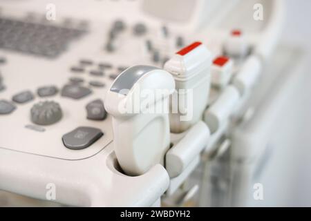 Moderne medizinische Geräte. Ein Ultraschallgerät und eine Liege Stockfoto