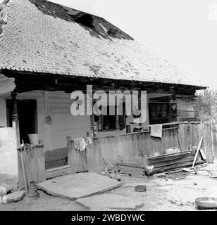 Kreis Vrancea, Sozialistische Republik Rumänien, ca. 1978. Äußere eines traditionellen Landhauses mit Holzschindeldach. Stockfoto