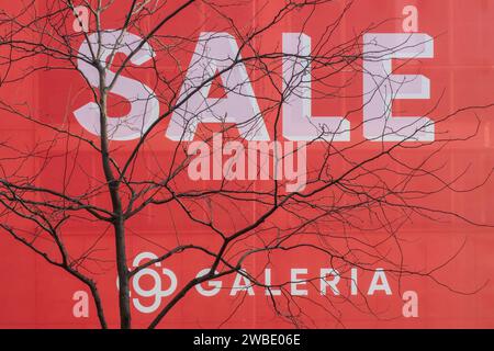 Verkaufsposter im Galeria Kaufhof in Köln-Nippes Stockfoto