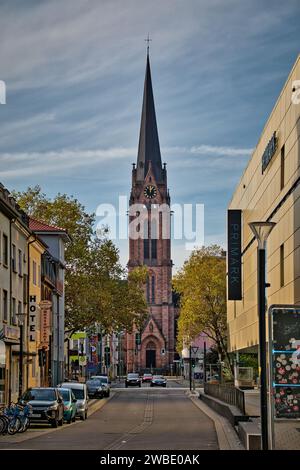 Ein atemberaubender Blick auf die Gebäude in Kaiserslautern an einem sonnigen Tag Stockfoto