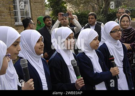 KOPENHAGEN/DÄNEMARK- pakistanische Kinder und Menschen aus der pakistanischen Kummunität bei der Pakistanischen Botschaft am 23. März 2014 Stockfoto